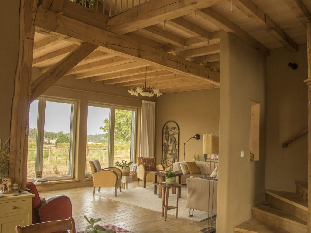 Woonkamer met zichtbare houtconstructie