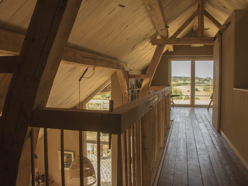 Vide met houten balustrade in een houtskeletwoning