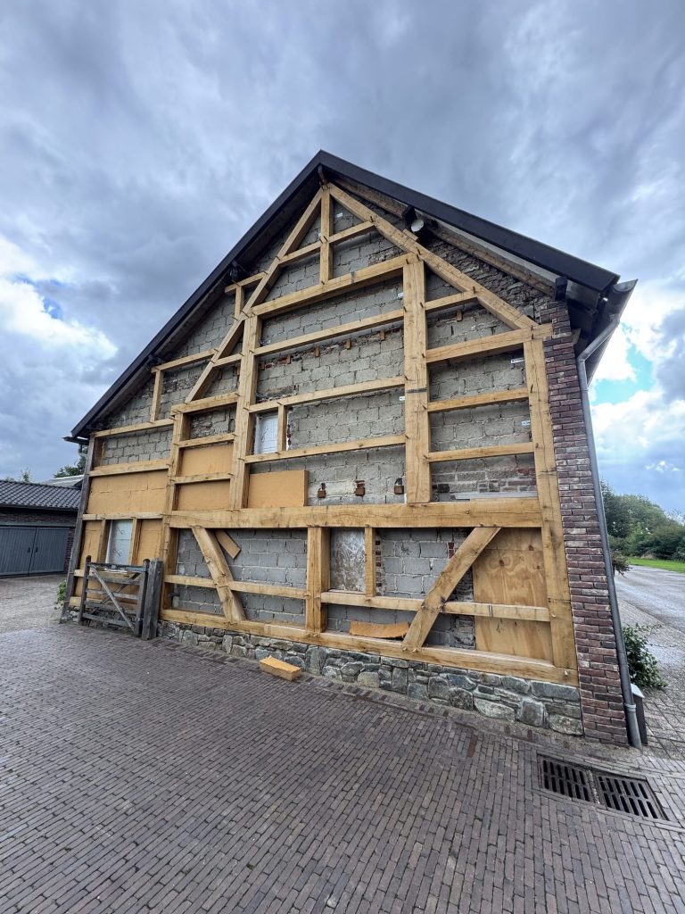 Vakwerkgevel tijdens de restauratie
