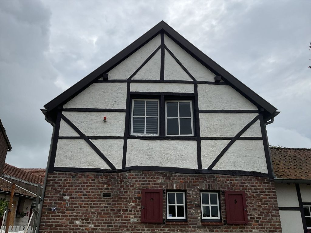 Gerestaureerde zwart-witte vakwerkgevel